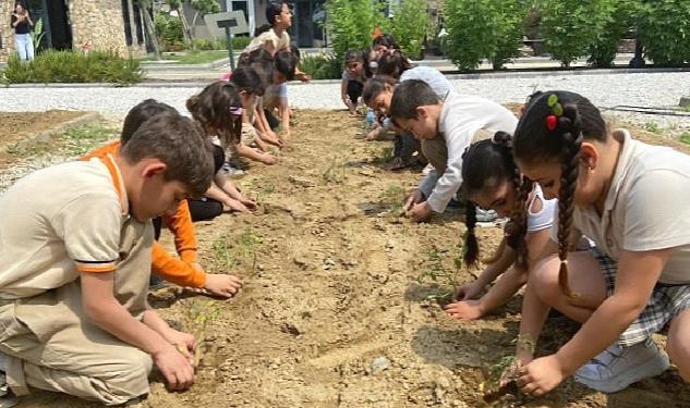 Efes Selçuklu Çocuklar Fideleri Toprakla Buluşturuyor
