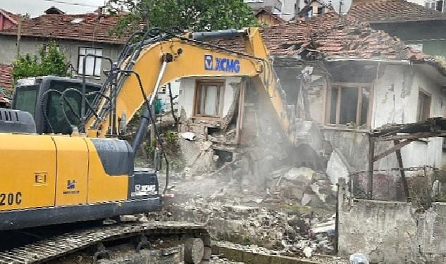 Hasarlı ve metruk yapıların yıkımı sürüyor