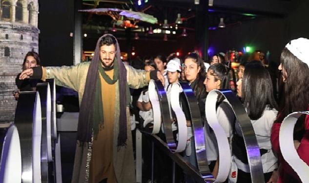 Van Valiliği ve Büyükşehir Belediyesi tarafından açılan “Altın Çağ’da Bilim” sergisi ziyaretçilerini ağırlamaya devam ediyor