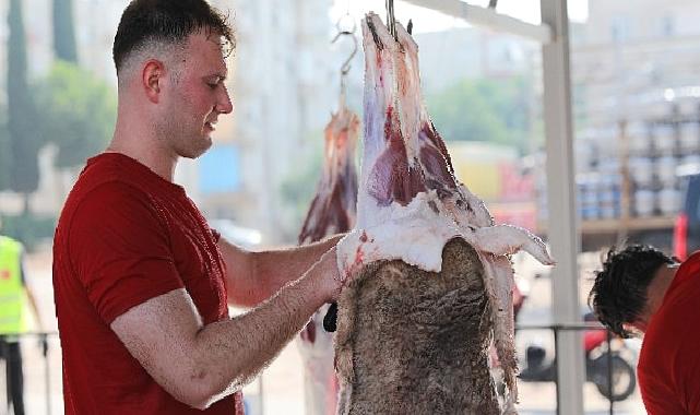Antalya Büyükşehir Belediyesi, bu yıl da Kurban Bayramı nedeniyle ücretsiz kurban kesim hizmeti verecek.