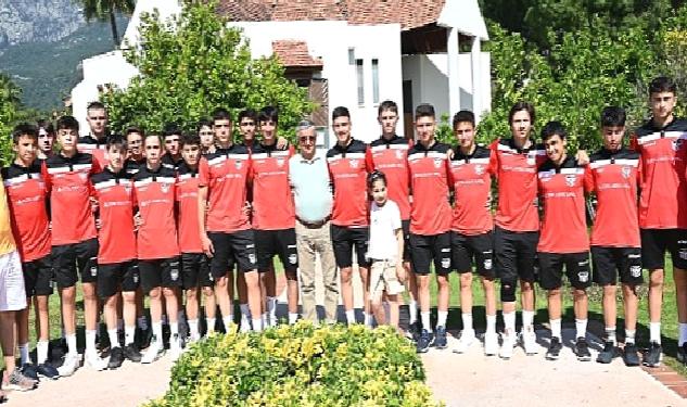 Başkan’dan şampiyon takıma kahvaltı