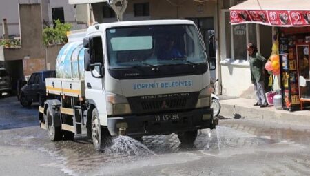 Edremit Belediyesi Kapsamlı Temizliklerine Devam Ediyor!