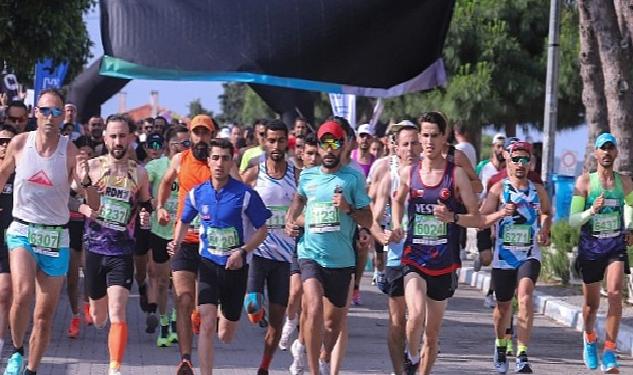 Ege’nin incisi Çeşme’de düzenlenen Salomon Çeşme Yarı Maratonu’nda birinciler belli oldu