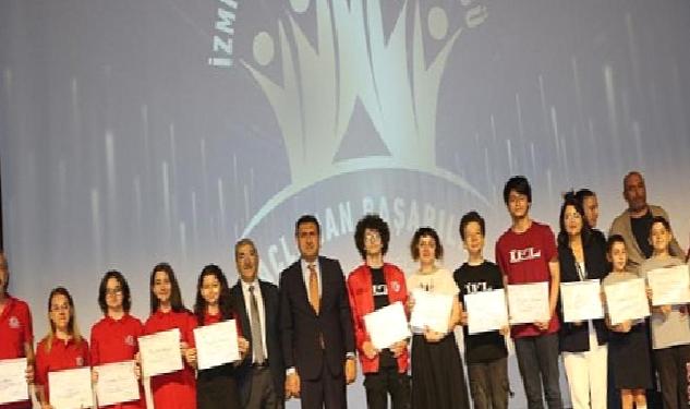 İzmir İl Milli Eğitim Müdürlüğünün “Geleneksel Taçlanan Başarılar Gala Töreni” İzmir İktisat Kongresi Binasında Gerçekleştirildi