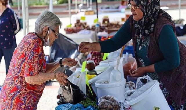 Karşıyaka’da atalık tohumların mahsulleri tezgahları süsledi