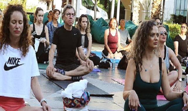 Karşıyaka’da en uzun güne yoga ile başladılar