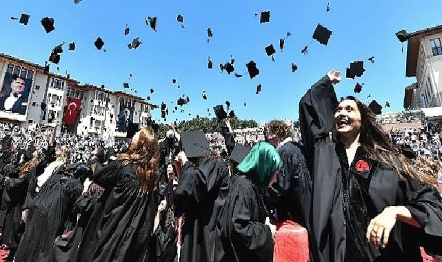 Koç Üniversitesi 29’uncu Dönem Mezunlarını Verdi