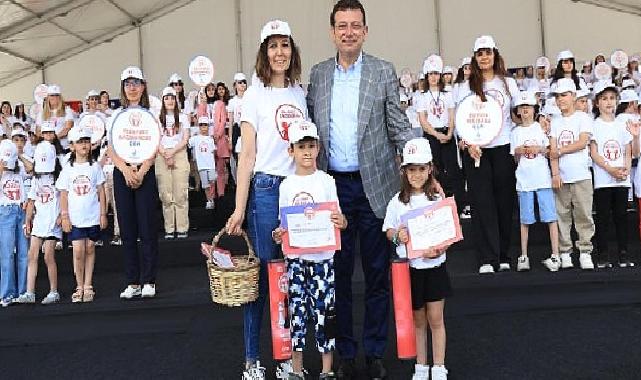 Kreş öğrencileri İmamoğlu’yla birlikte mezuniyet şapkalarını fırlattı
