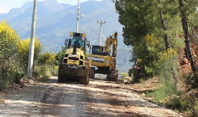 Kumluca’da Erentepe grup yolunda asfalt öncesi hazırlık
