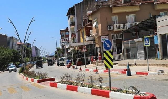 Menderes’te Kaldırımlar Kırmızı Beyaza Büründü