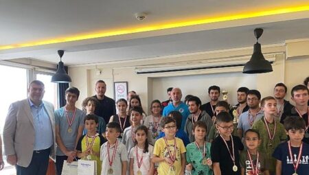 Seferihisar Belediyesi, okulların kapanmasıyla Teos Yaratıcı Yazarlar Evi’nde “Yaza Merhaba Satranç Turnuvası” düzenledi.