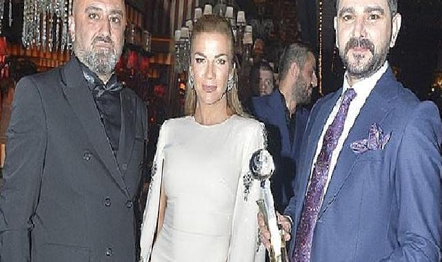 Semih Sarıalioğlu ödülünü ünlülerle kutladı