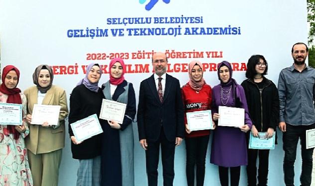 Törende kursiyerler sertifikalarını Selçuklu Belediye Başkanı Ahmet Pekyatırmacı ve Selçuklu İlçe Milli Eğitim Müdürü Turan Kayacılar’ın elinden aldı