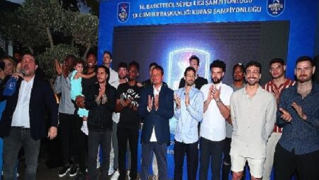 Türk basketbolunun lokomotifi Anadolu Efes, şampiyonluklarını kutladı