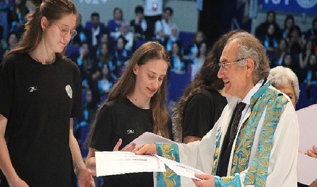 Üsküdar Üniversitesi 10. Mezunlarını uğurladı