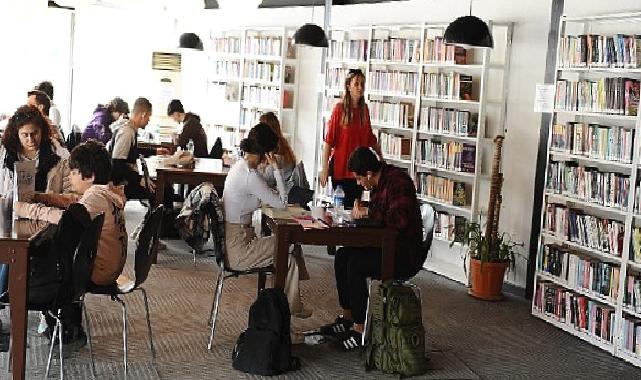 20 bin kitap Karşıyakalıların hizmetinde