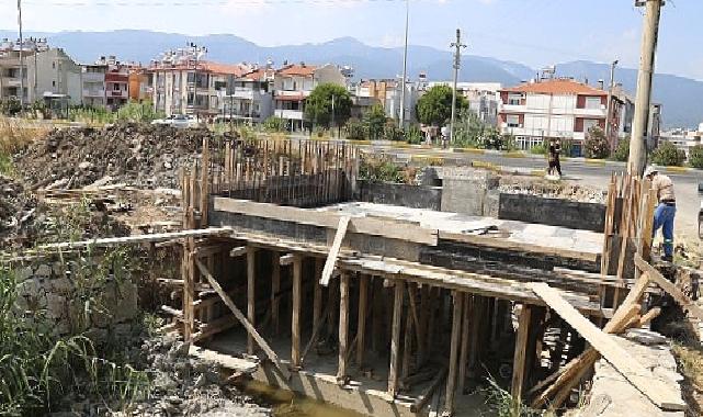 Akçay Pina Deresi’ne yeni köprü yapılıyor