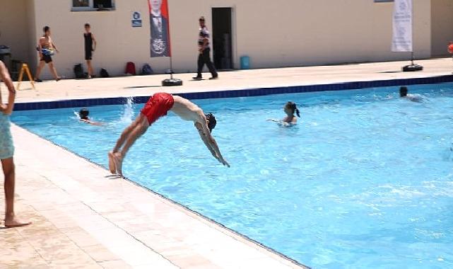 Aydın Büyükşehir Belediyesi’nden Karacasulu çocuklara karne hediyesi
