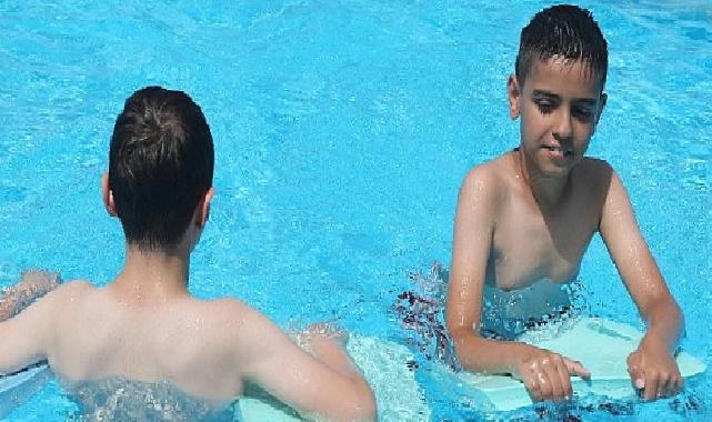 Bağcılarlı çocuklar havuzlarda serinliyor