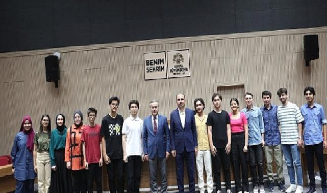 Başkan Altay YKS’de İlk 100’e Giren Konyalı Öğrencilerle Bir Araya Geldi