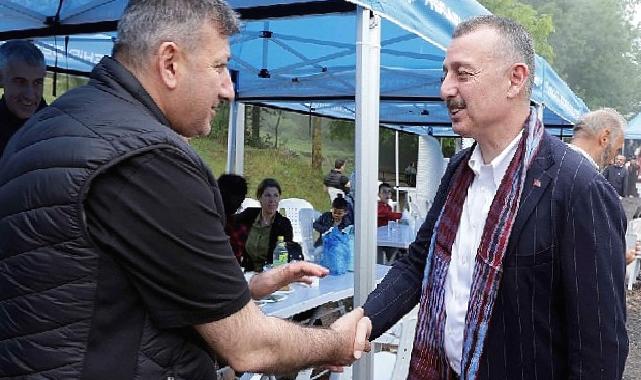 Başkan Büyükakın’a hediye kemençe
