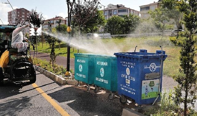 Belediye ekipleri sivrisinek ve haşereye karşı ilaçlama yapıyor 