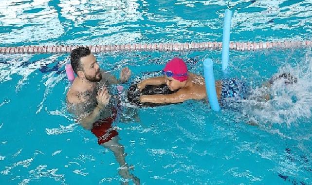 Bucalılar belediyenin havuzlarında serinliyor