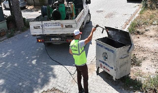 Burhaniye Belediyesi Sağlık İşleri Müdürlüğü ekipleri 12 Kişi ve 5 araç ile yılın 12 ayı yaptığı ilaçlama çalışmalarına yaz sezonunda hız kazandırdı.