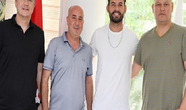 Burhaniye Belediyespor, gol kralı ile yola devam ediyor