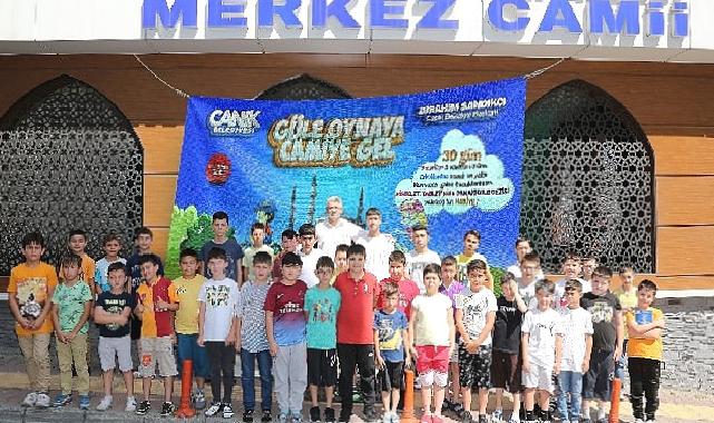 Canik’te Camiye Gelen Çocuklar Hediyelerin Sahibi Olacak