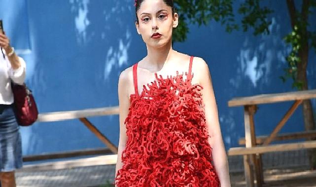 Ege Üniversitesi Moda ve Tasarım Yüksekokulunun ilk mezunlarından moda şovu