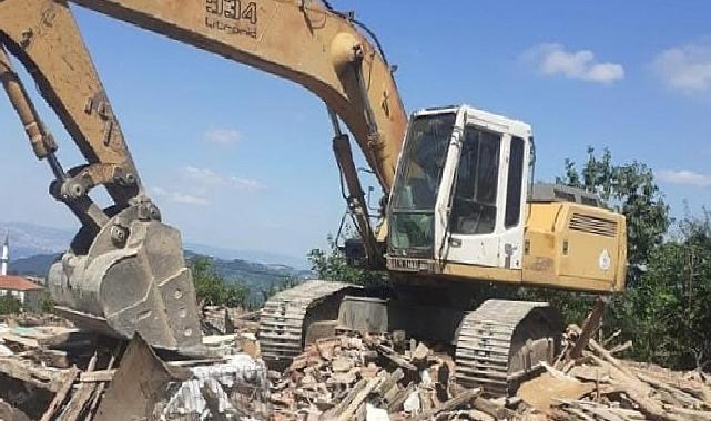 Gölcük’te metruk ve orta hasarlı bina yıkımları sürüyor