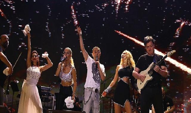 İstanbul Festivali’nde Hande Yener ve Serdar Ortaç Rüzgarı Esti
