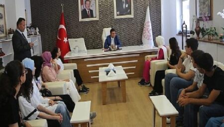 İzmir İl Milli Eğitim Müdürü Doç. Dr. Murat Mücahit Yentür LGS 2023’te Başarı Gösteren İmam Hatip Öğrencileriyle Bir Araya Geldi