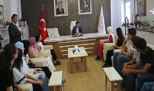 İzmir İl Milli Eğitim Müdürü Doç. Dr. Murat Mücahit Yentür LGS 2023’te Başarı Gösteren İmam Hatip Öğrencileriyle Bir Araya Geldi