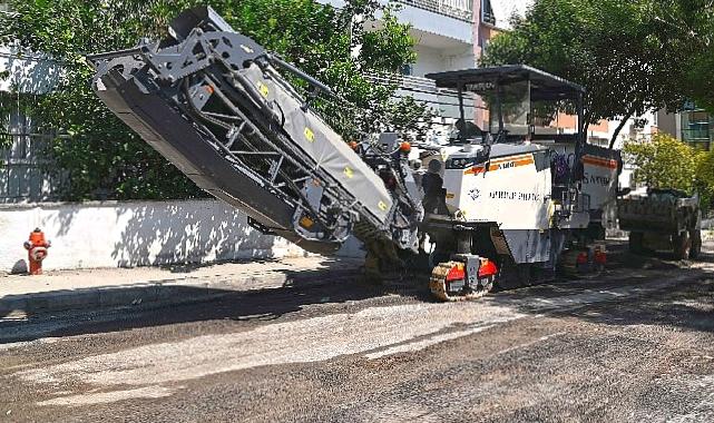 Karabağlar’da asfaltlama çalışmaları sıcak dinlemiyor
