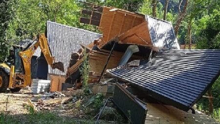 Kartepe’de Kaçak bungalov yapılar yıkıldı 