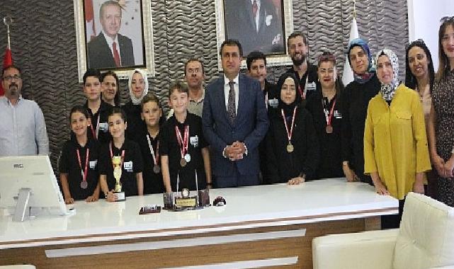 Kazandıkları kupayı İl Milli Eğitim Müdürlüğüne Hediye Ettiler