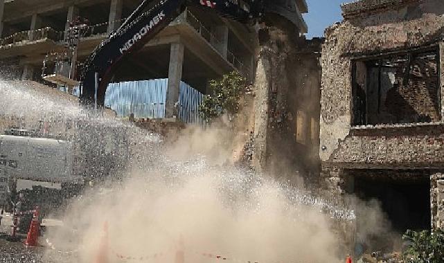 Konak’ta tehlike saçan iki binanın yıkımı gerçekleşti