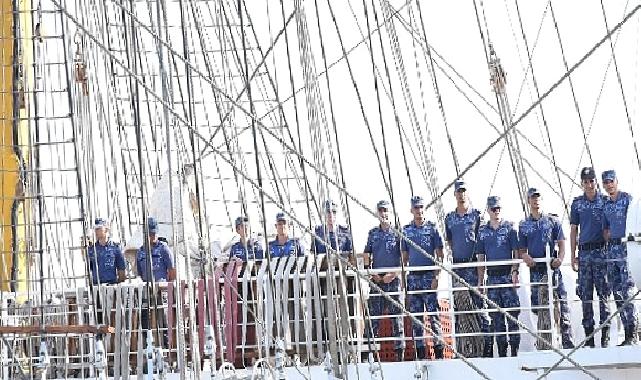 Tarihi gemiyi Torbalı Belediye bandosu karşıladı