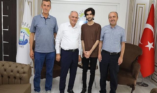 Başkan Öztürk’ten Başarılı Öğrenciye Altın Hediyesi