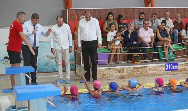 Başkan Tugay, “ayda 1100 çocuğumuza yüzme öğretiyoruz”
