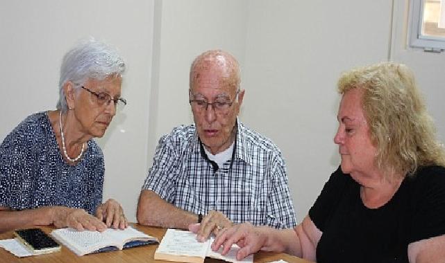 Bilge Çınarlar, görme engelliler için okuyor