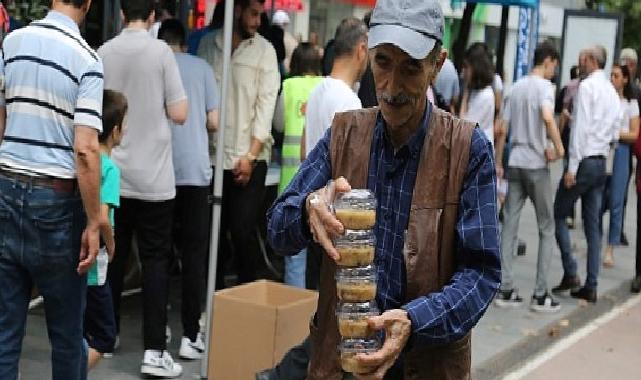 Büyükşehir’den Cumhuriyet Bulvarında aşure ikramı