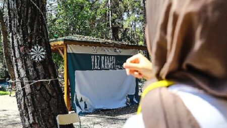 Depremzede gençler Büyükşehir Gençlik Kampı’nda moral depoluyor
