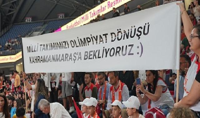 Kahramanmaraşlı çocuklar, Türkiye-Ukrayna Milli Basketbol maçında millileri desteklemek için İstanbul’daydı