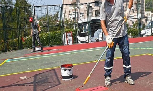Karabağlar’ın parkları renkleniyor