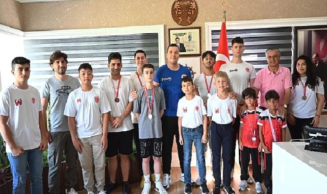 Kemer Belediyesi Kick Boks takımından Başkan Topaloğlu’na ziyaret