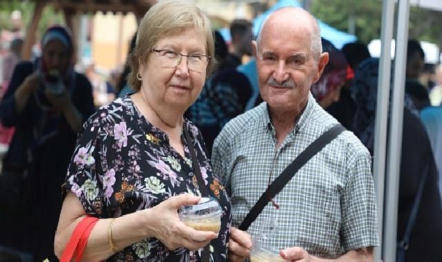 Kocaeli Büyükşehir’den esnaf ve vatandaşa aşure ikramı