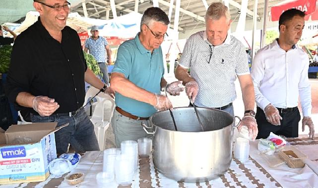 Kuzdere pazar yerinde vatandaşlara aşure ikramı